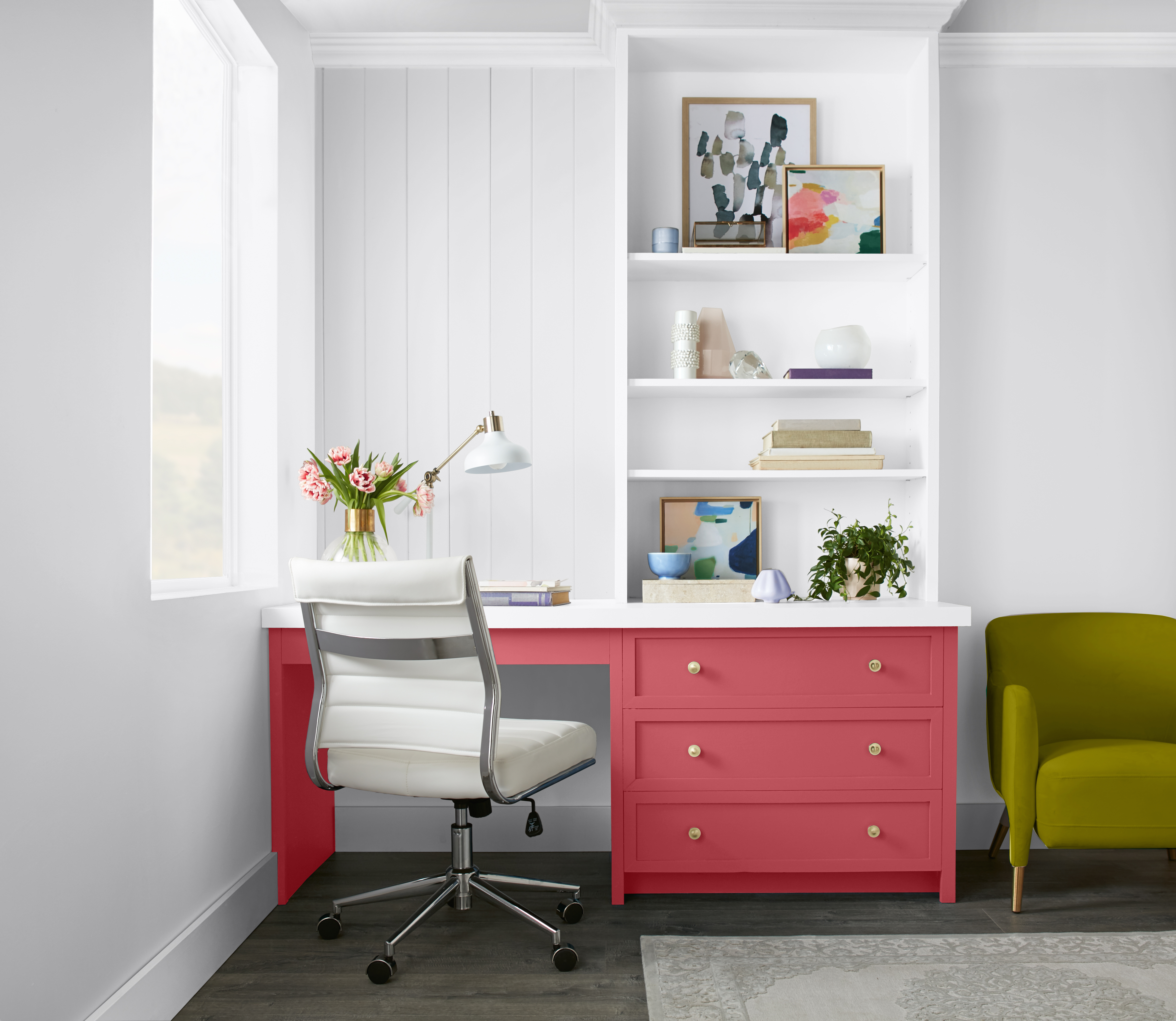 Cette image montre un bureau à domicile dont le meuble de travail est peint en rose vif.
