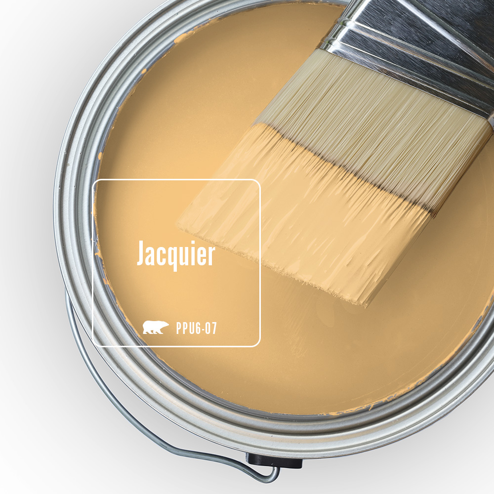 Vue du dessus d’un pot de peinture ouvert. La peinture est de couleur jaune vif. Un pinceau à moitié trempé est posé sur le bord du pot.