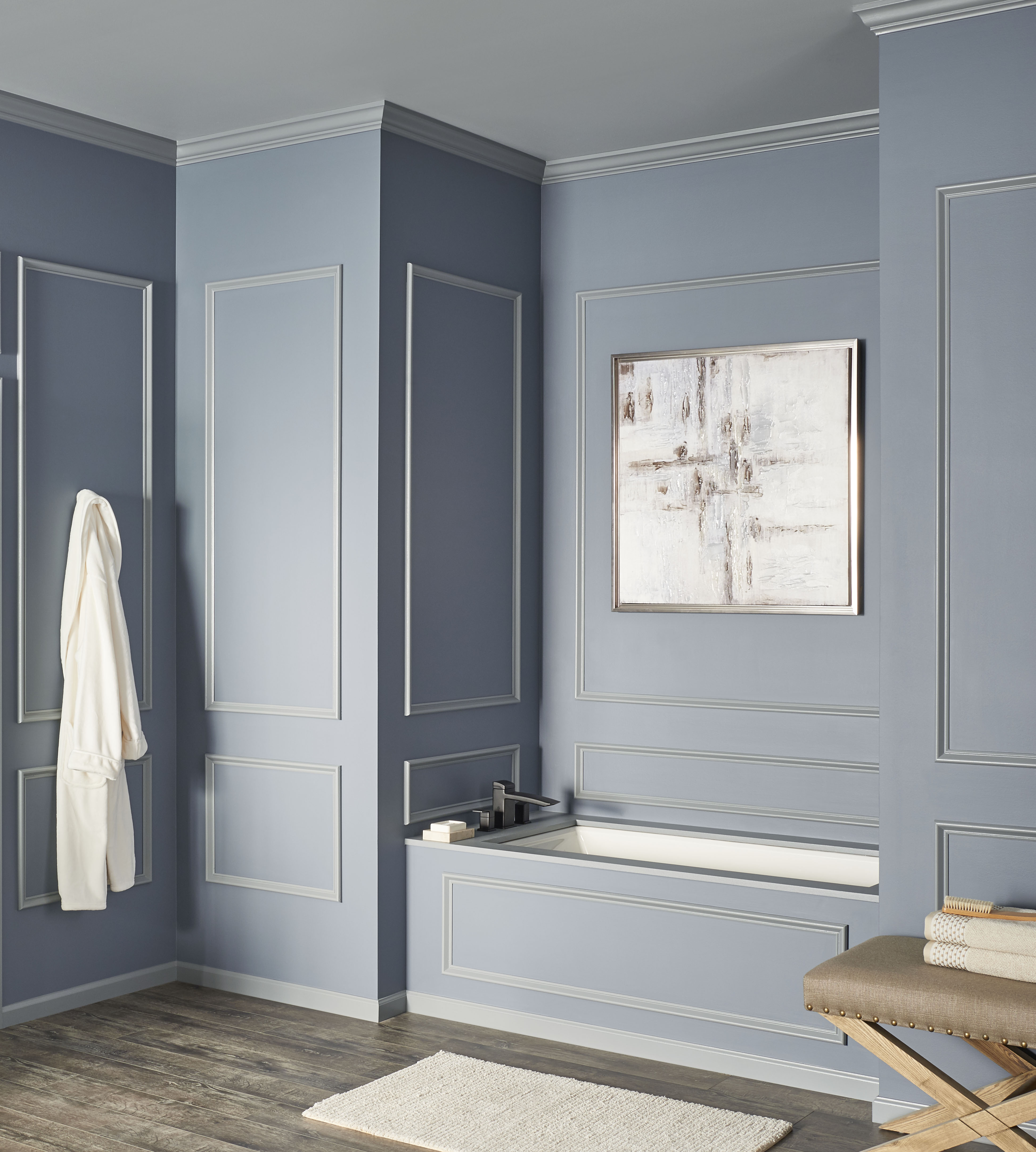Cette image montre une salle de bain avec des murs peints en bleu-gris.