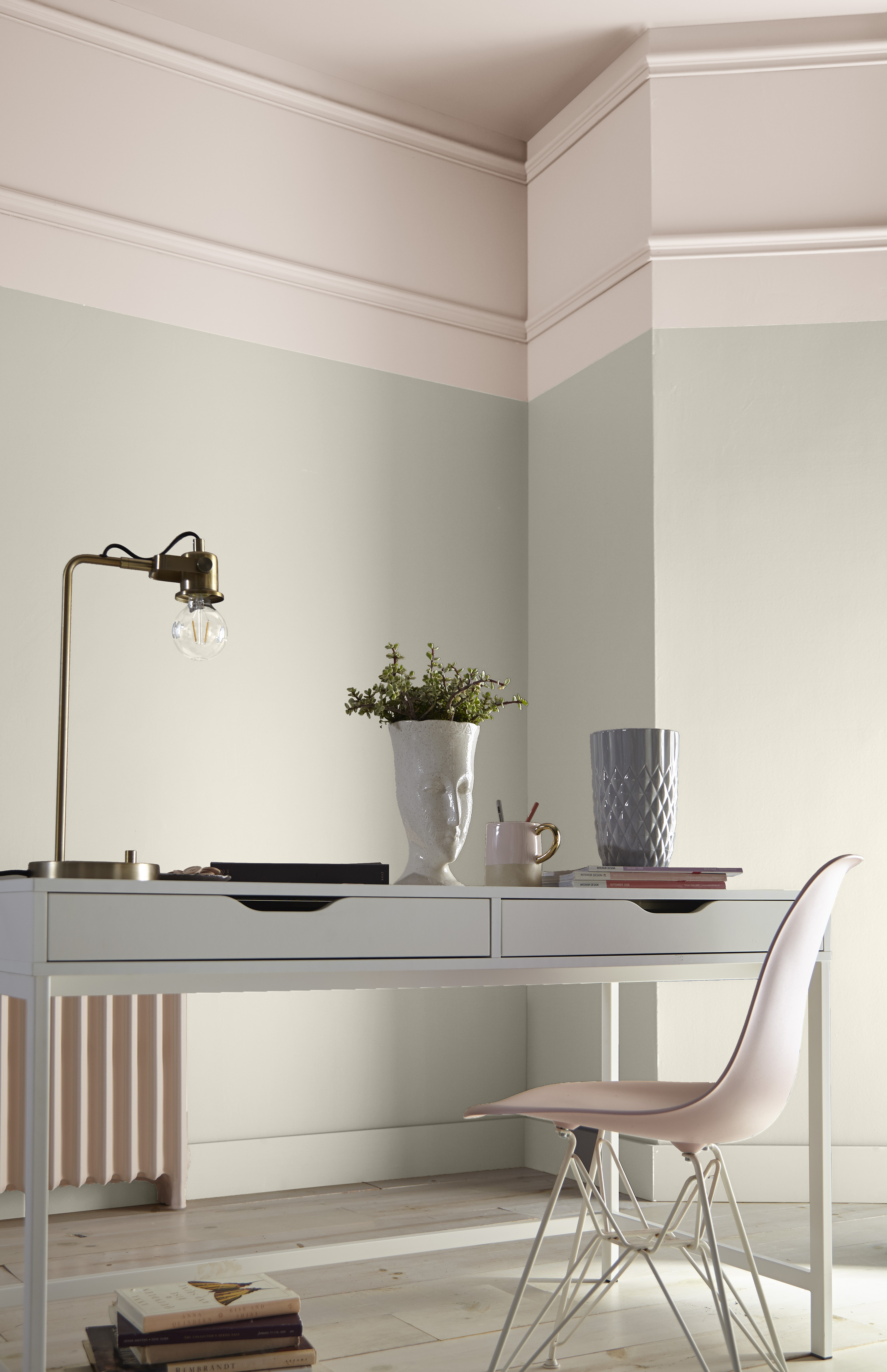 Cette image montre une salle d’étude moderne avec un plafond et des moulures couronnées peints en rose pâle, des murs peints en gris clair, un bureau blanc et une chaise rose assortie au décor.