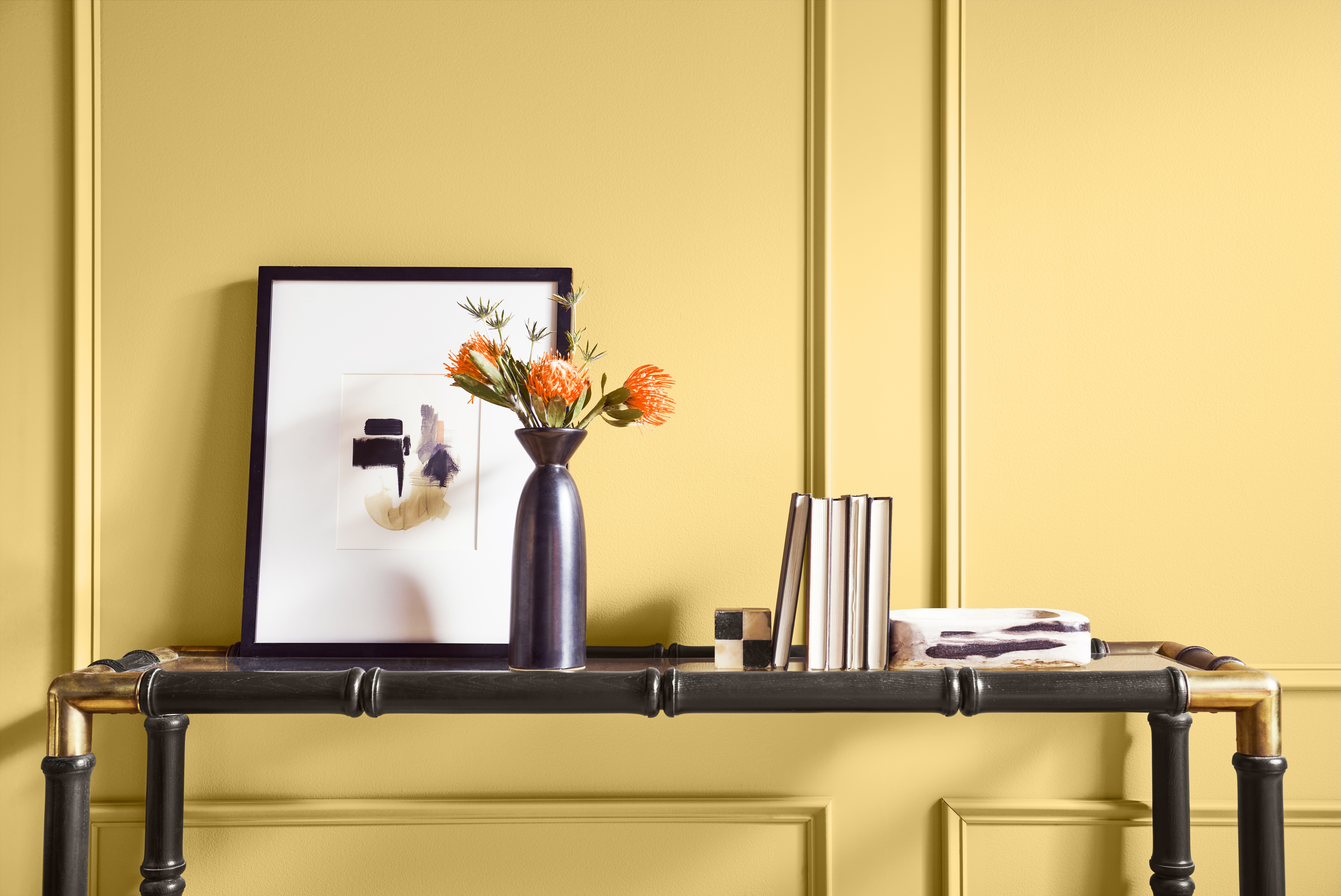 Cette image montre une section de corridor dont le mur est peint dans une teinte jaune soleil.