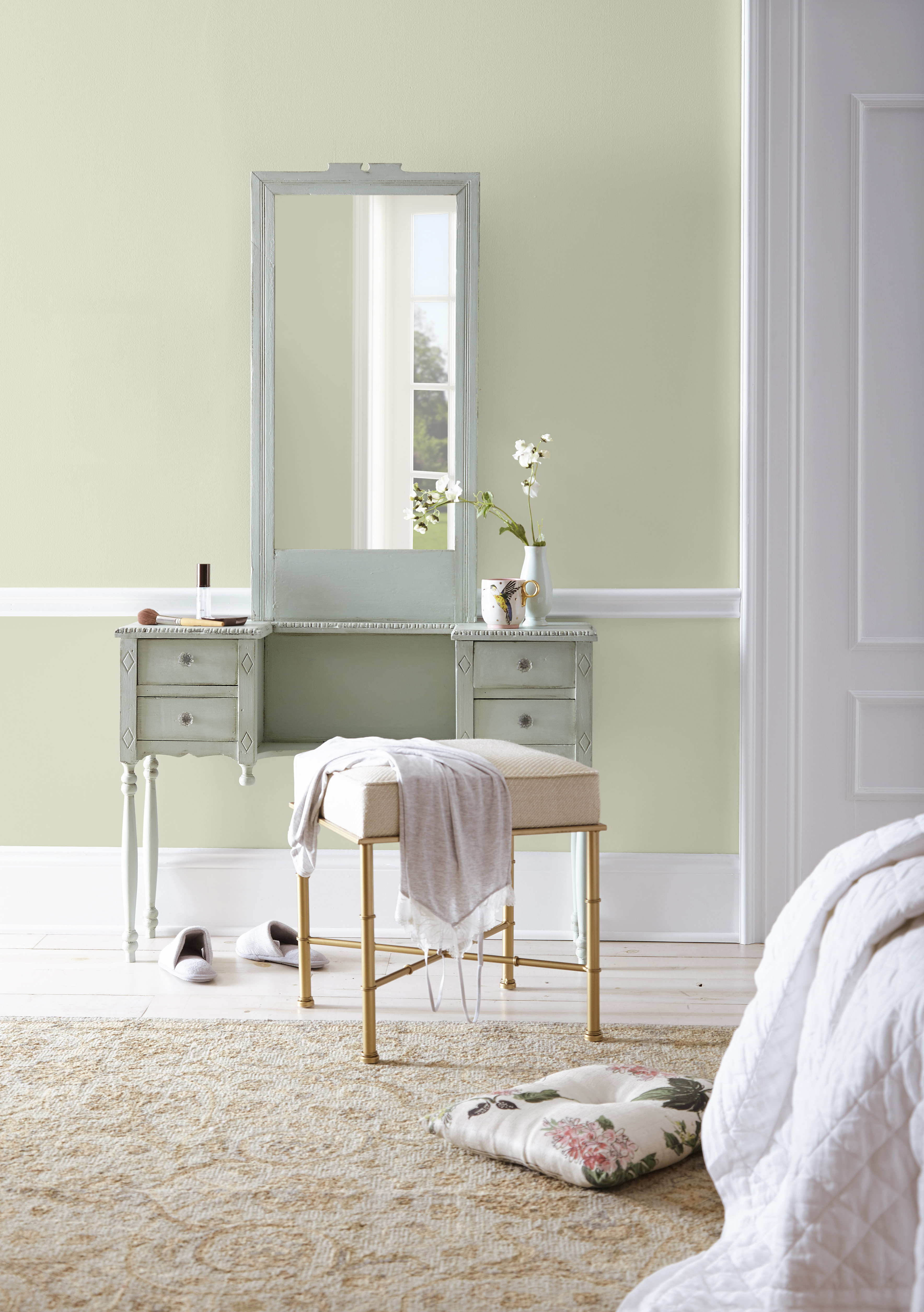 Alt Text: Cette image montre une salle de bain avec un meuble-lavabo peint en un vert pastel pâle appelé Énergie positive (S370-1), ainsi que des murs blancs au ton chaud qui servent d’écran à un décor neutre et minimaliste.