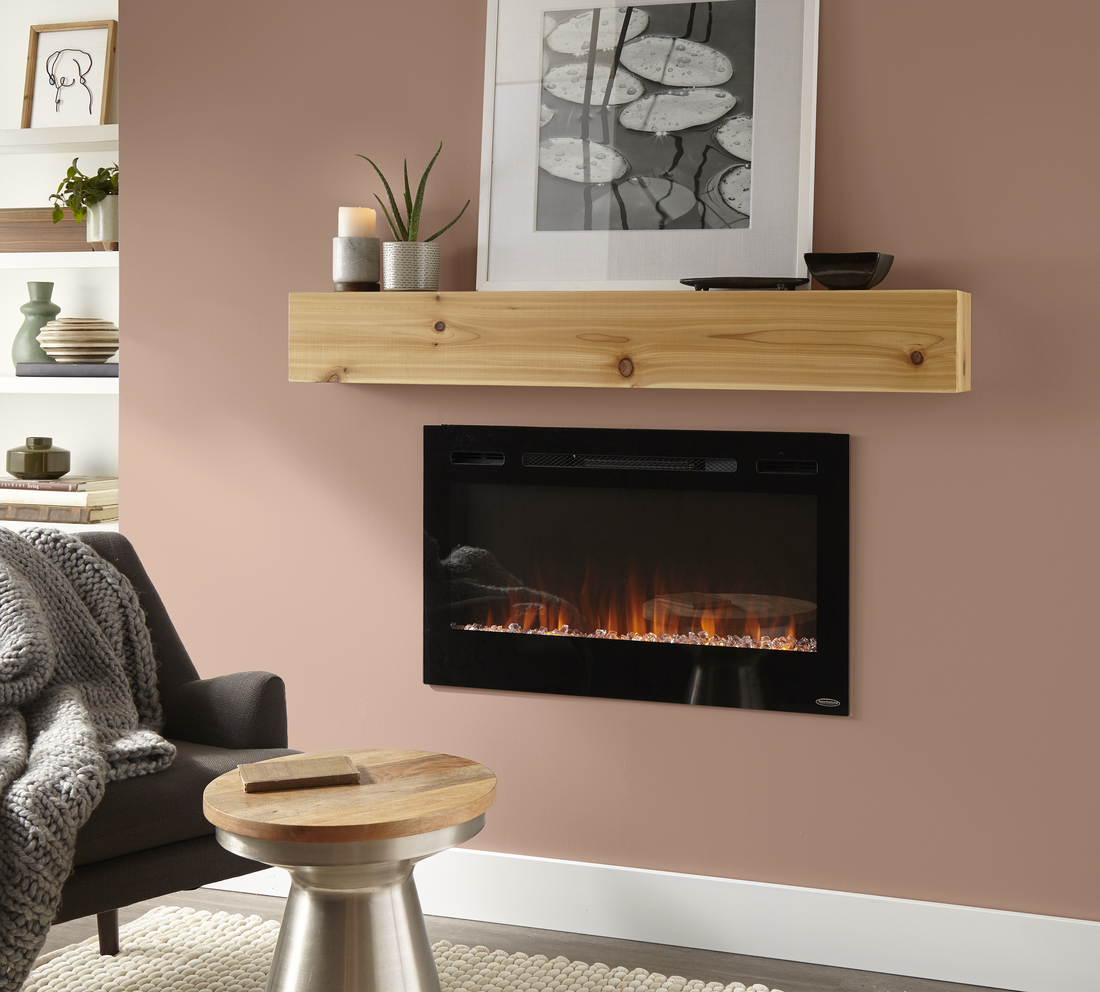 Cette image montre un salon dont le mur du foyer a été peint en Rose Sedona (S190-3), un brun-pêche aux tons chaleureux que l’on a agencé ici avec des finis en bois naturel, des matériaux tissés et des objets décoratifs aux couleurs douces et neutres.