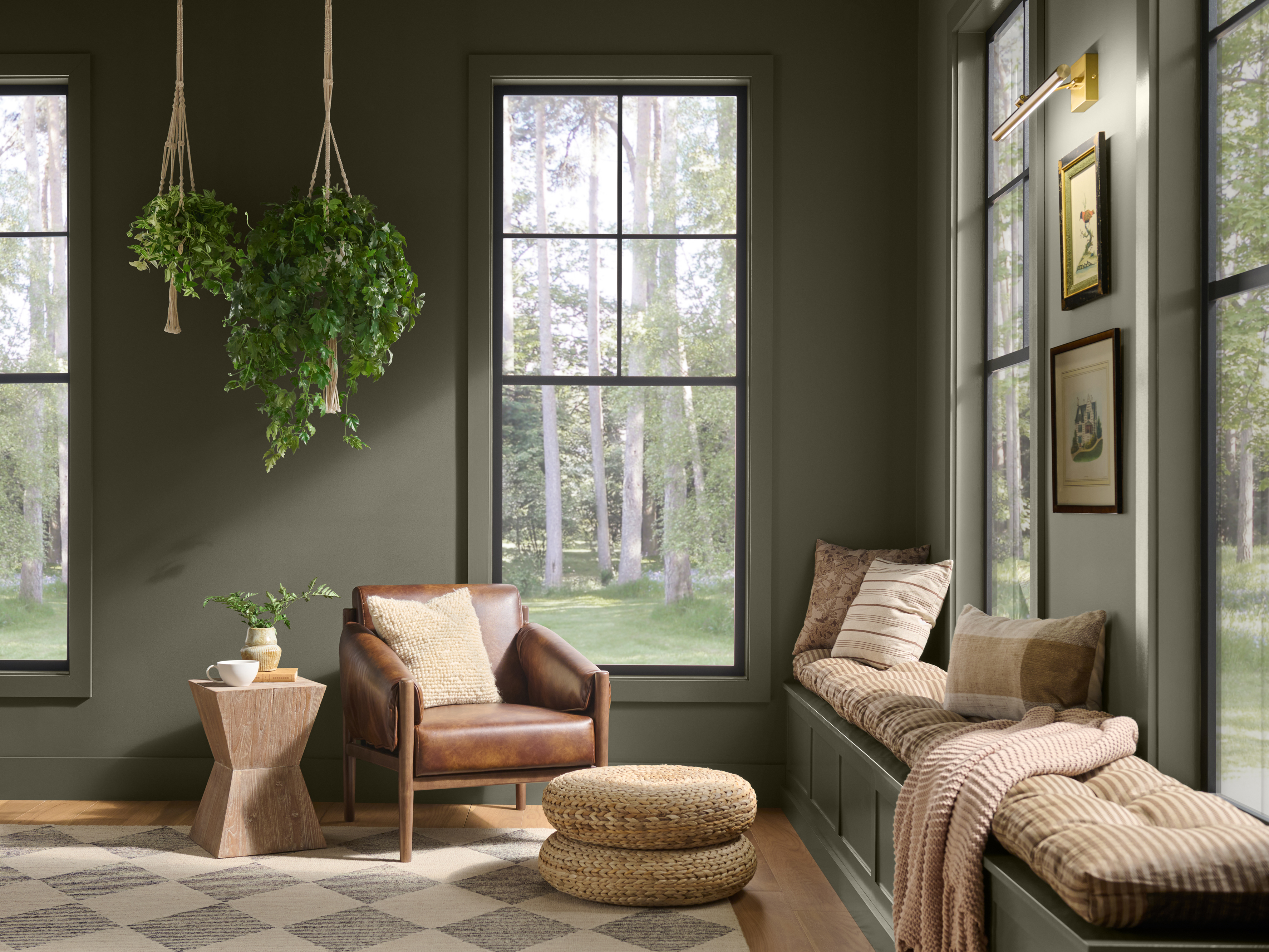 Cette image montre un solarium avec des murs et un plafond lambrissé peints en teinte Terre à terre (T27-01), un vert mousse olive aux nuances de brun terreux que l’on a associé ici à des finis en bois naturel, à des matériaux tissés et à des plantes d’intérieur.