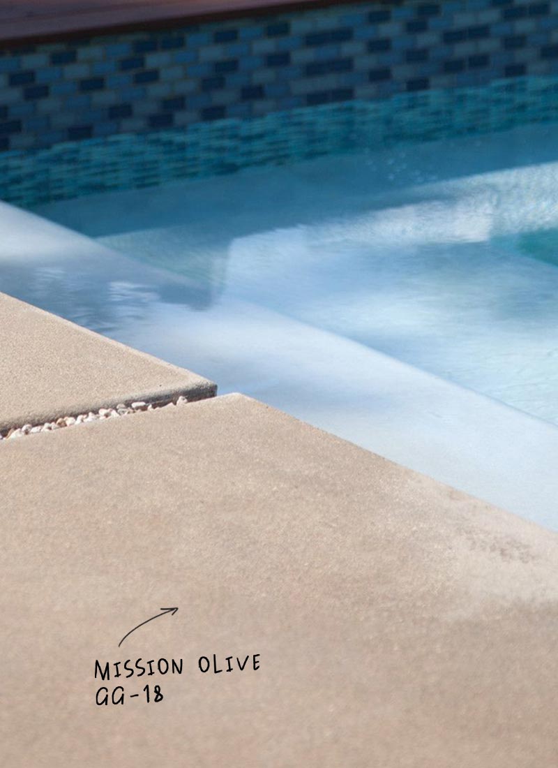 Espace piscine, dalle de béton recouverte en Mission olive avec Granite Grip de Behr Premium.