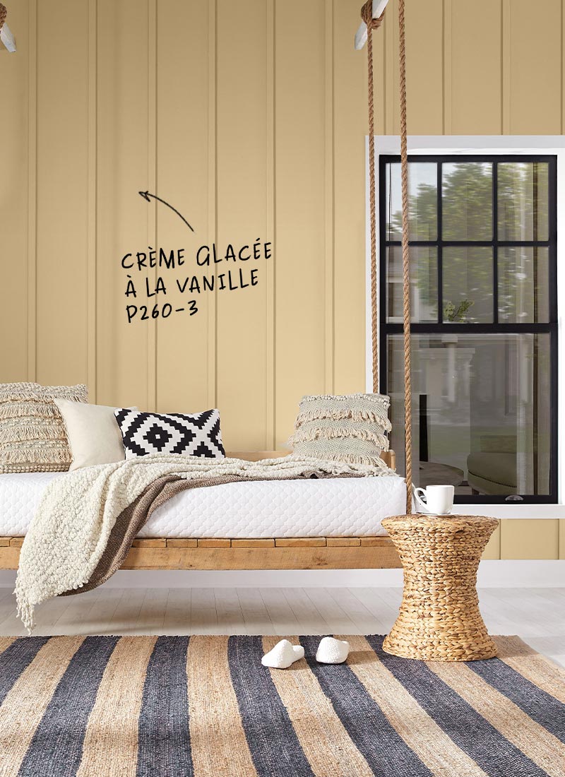 Espace extérieur aux murs peints en Crème glacée à la vanille avec la peinture extérieure Behr Marquee.
