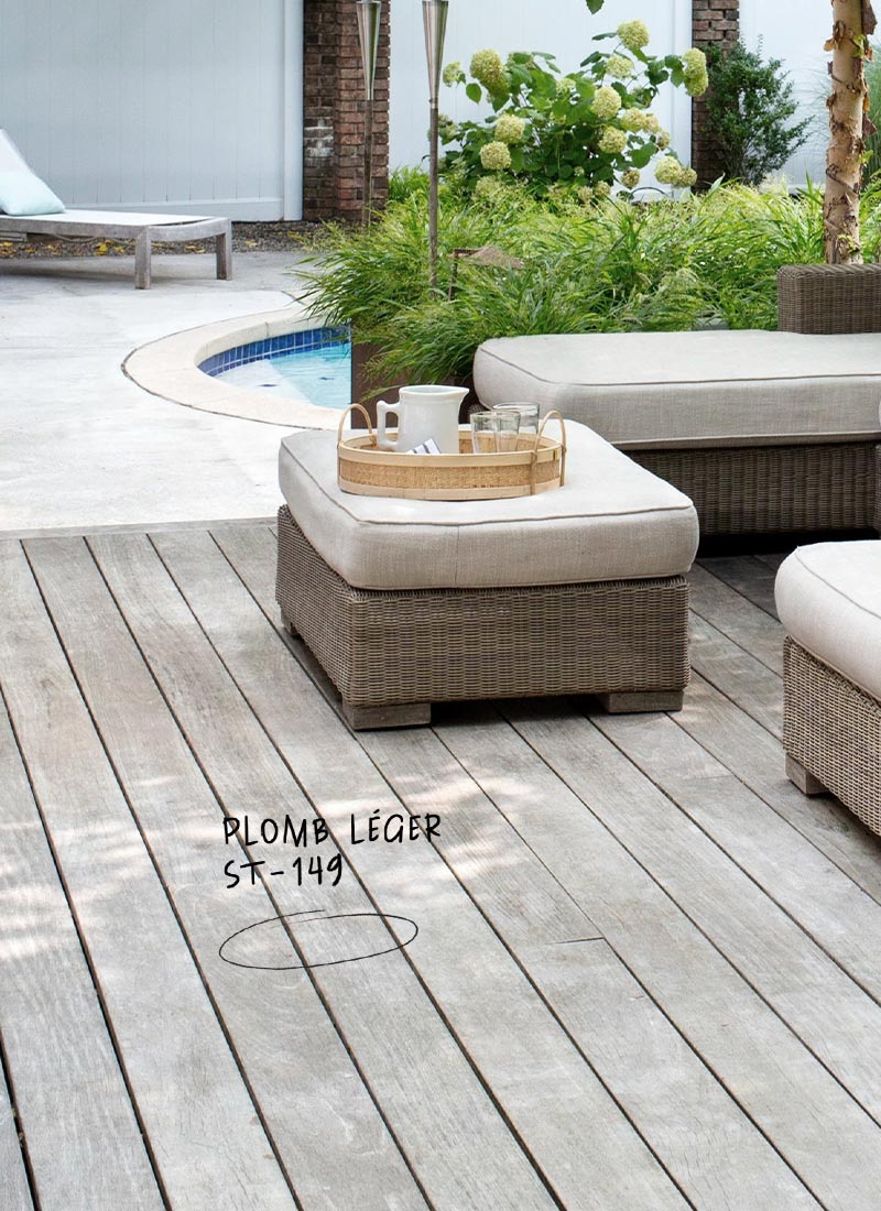 Terrasse de maison teinte en Plomb léger avec la teinture scellante, imperméabilisante et semi-transparente Behr Premium.