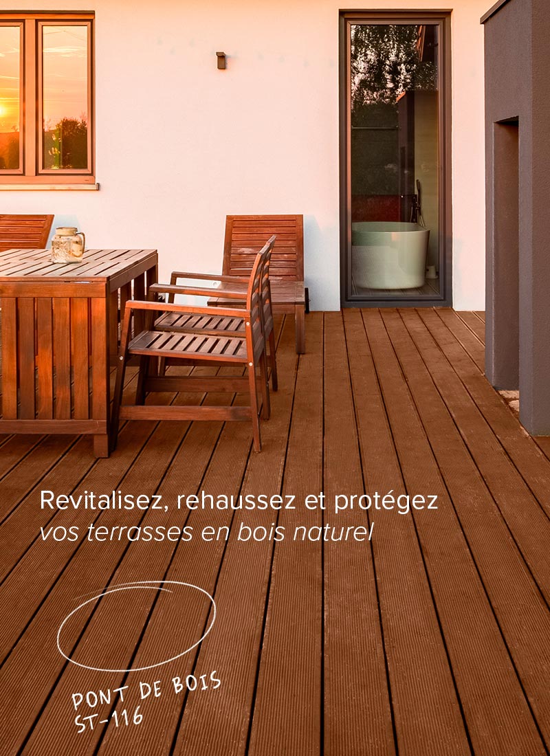 Terrasse de maison teinte en Pont de bois avec la teinture scellante, imperméabilisante et semi-transparente Behr Premium.